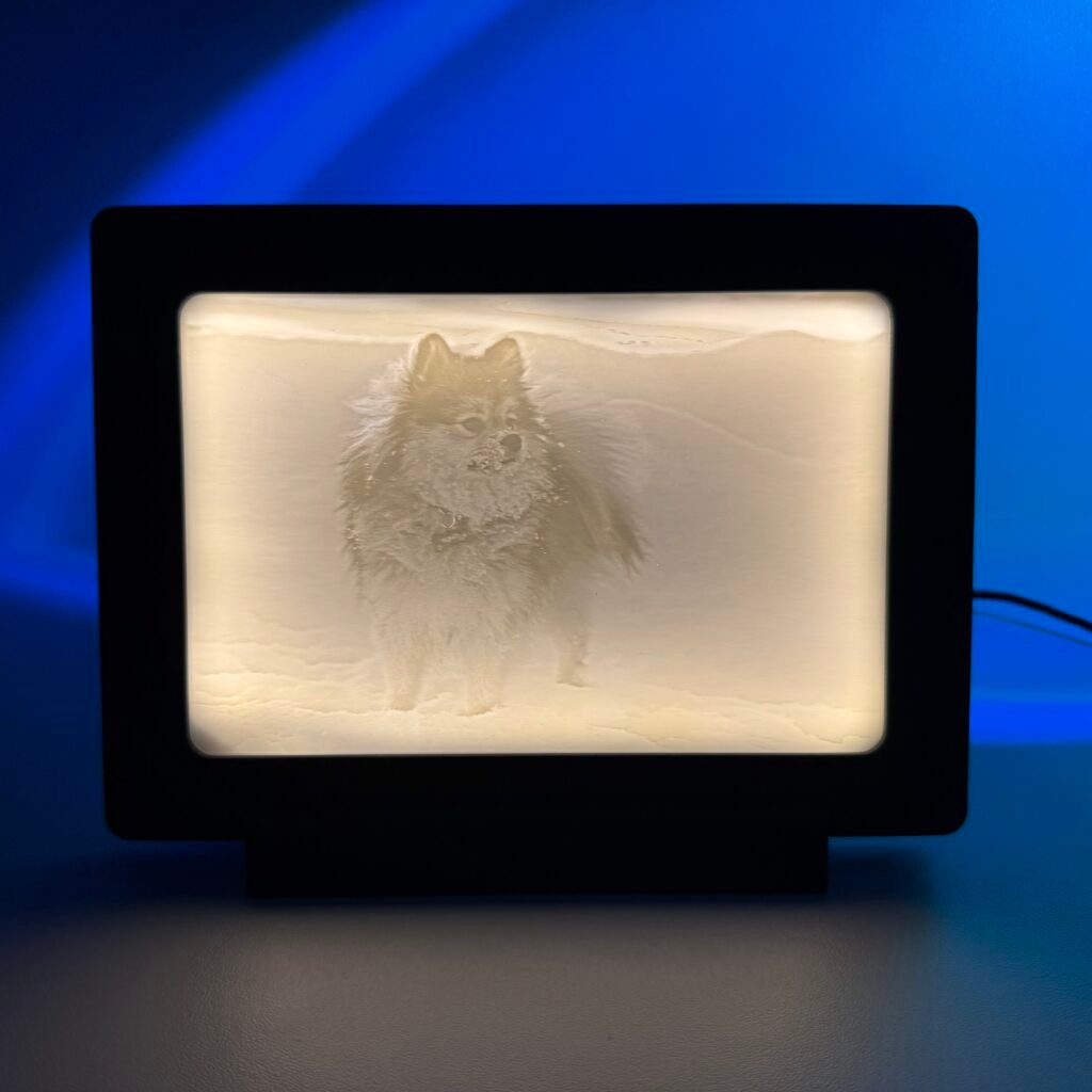 Gaismas bilde 10x15 cm melnā crystal rāmītī ar LED – galvenais skats