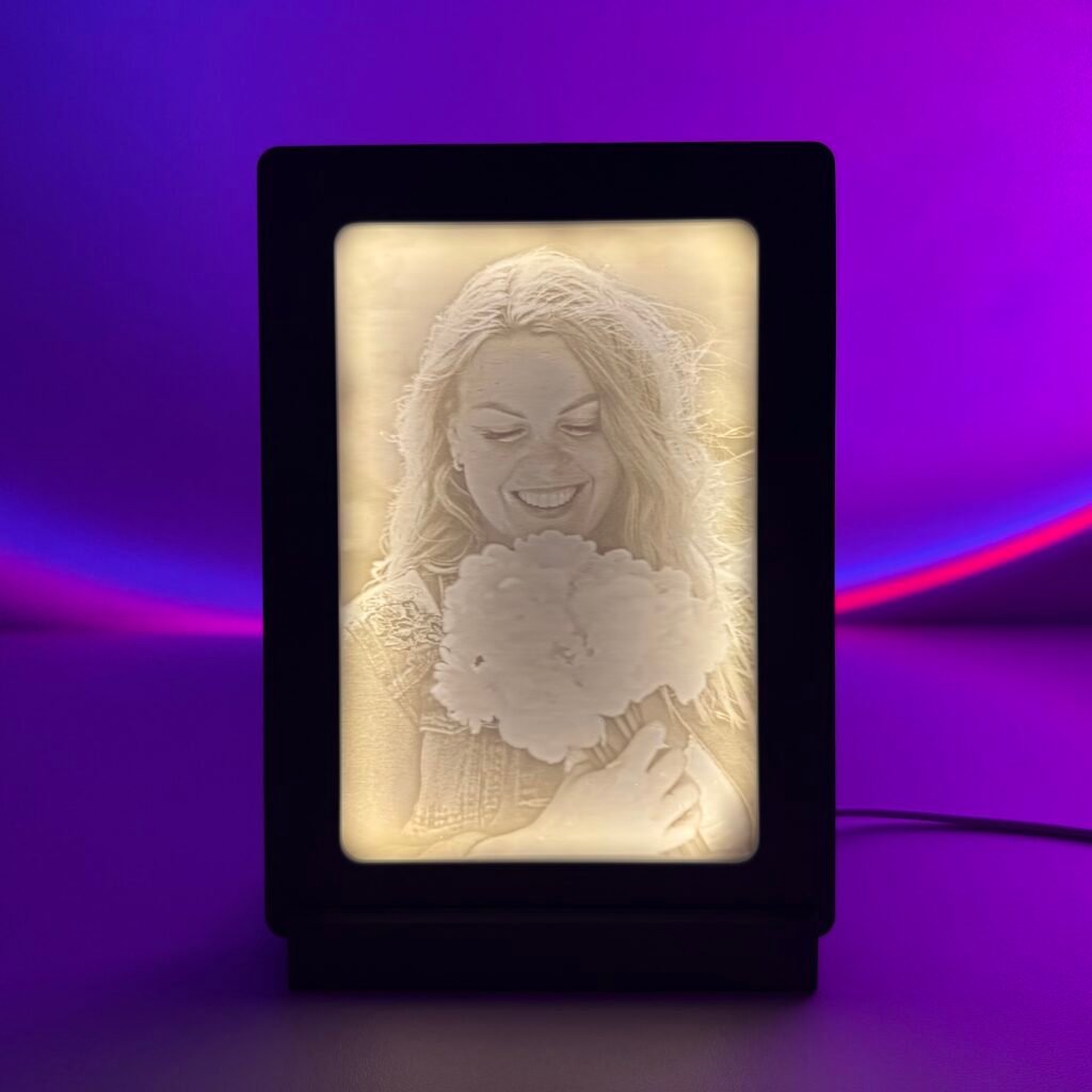 Gaismas bilde 10x15 cm pelēkā crystal rāmītī ar LED – galvenais skats